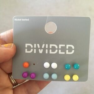 ISO: this H&M stud earrings set